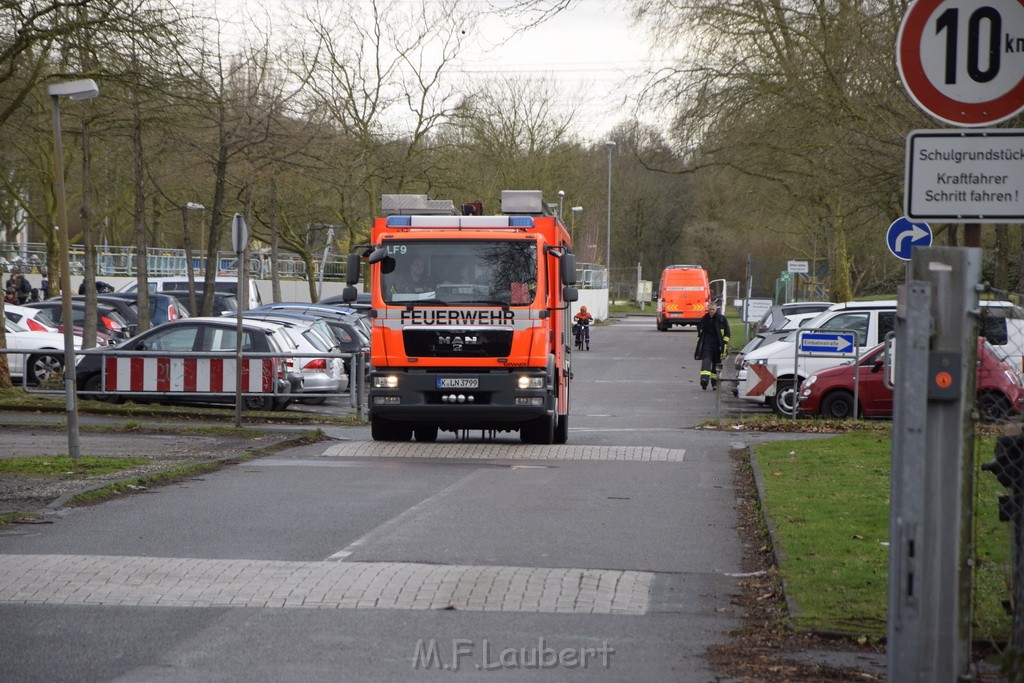 Einsatz BF Koeln Schule Burgwiesenstr Koeln Holweide P107.JPG - Miklos Laubert